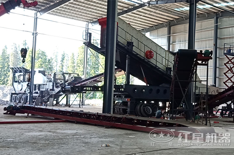 二合一礦業(yè)移動(dòng)式破碎機(jī)現(xiàn)場 二合一礦業(yè)移動(dòng)式破碎機(jī)現(xiàn)場