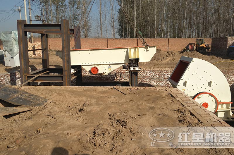 時產(chǎn)200噸石灰石破碎制砂用重錘破碎機(jī) 時產(chǎn)200噸石灰石破碎制砂用重錘破碎機(jī)