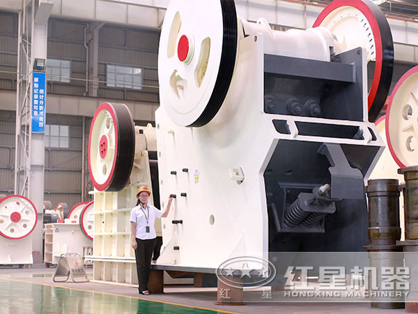 鵝卵石顎式破碎機(jī)用戶來(lái)訪車(chē)間